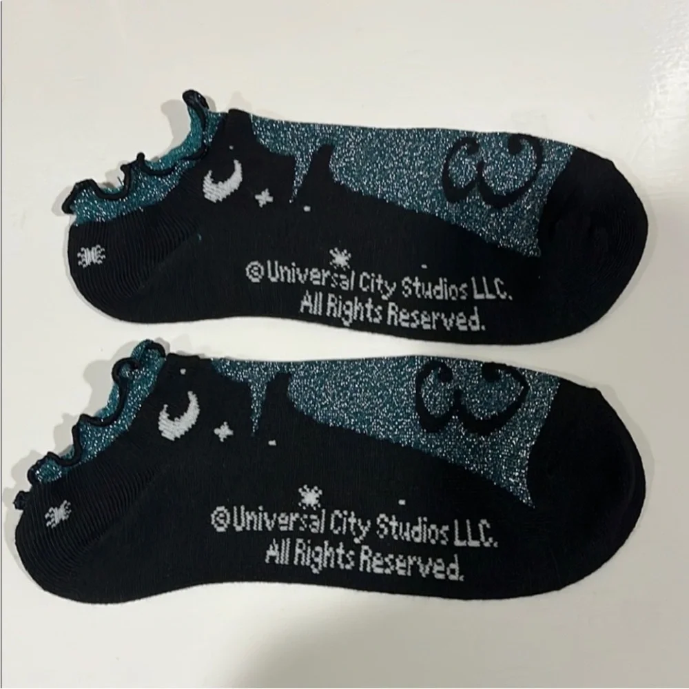 Wicked Bundle: Novel by Gregory Maguire, and socks! - Picture 6 of 7